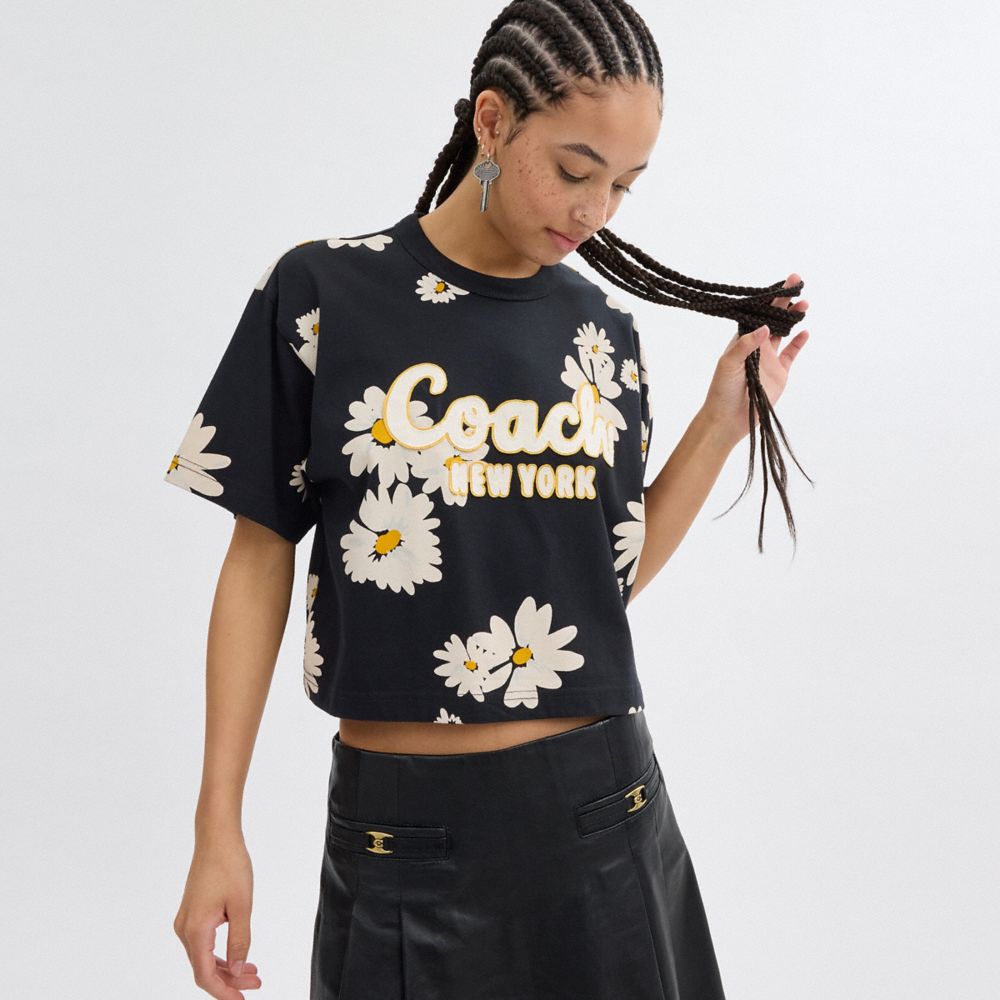 Black Women Coach Floral Cropped Signature Script In Organic Cotton T Shirts | NZ_CH58352